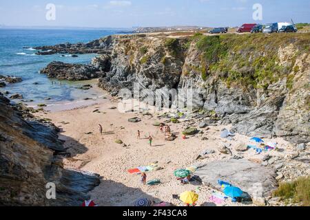 Vacanciers profitant du soleil sur la Praia do Cerro da Aguia, Porto Covo, Alentejo, Portugal Banque D'Images