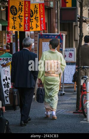 Vue arrière sur toute la longueur de la femelle japonaise marchant dans Ginza portant un kimono l'après-midi, Tokyo, Japon Banque D'Images