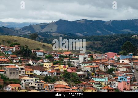 Vue nord-est du paysage montagneux et de la zone résidentielle de la municipalité de Cunha tôt le matin avec des nuages sur les montagnes. Banque D'Images