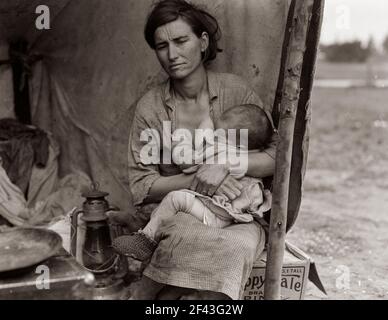 Famille des travailleurs agricoles migrants. Sept enfants affamés. Mère âgée de trente-deux ans. Père est originaire de Californie. Nipomo, Californie photo montre Florence Thompson avec plusieurs de ses enfants dans un abri de tente dans le cadre de la série ' mère migrant '. Mars 1936.Photographie par Dorothea Lange. Banque D'Images