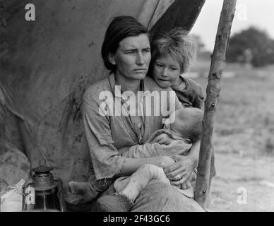 Famille des travailleurs agricoles migrants. Sept enfants affamés. Mère âgée de trente-deux ans. Père est originaire de Californie. Nipomo, Californie photo montre Florence Thompson avec plusieurs de ses enfants dans un abri de tente dans le cadre de la série ' mère migrant '. Mars 1936.Photographie par Dorothea Lange. Banque D'Images