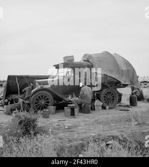 Cueilleur de pommes de terre dans le camp près de Shafter, Californie. Mai 1937. Photo de Dorothea Lange. Banque D'Images