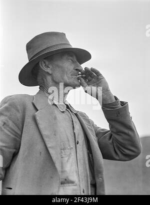 Cet homme est un entrepreneur dans les champs de pois de Californie. Charlie fait part de son point de vue. 'Je fais ma vie de ces gens (travailleurs migrants) donc je connais les conditions.' Comté de San Luis Obispo, Californie. Février 1936. Photo de Dorothea Lange. Banque D'Images