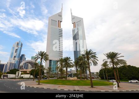 Le bâtiment Emirates Towers, composé de la Emirates Office Tower et de l'hôtel Jumeirah Emirates Towers dans le quartier financier de Dubaï. Banque D'Images