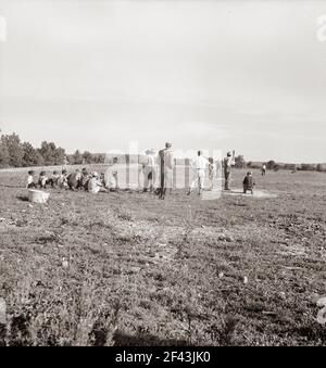 Près de Mountain Home, dans le nord de l'Arkansas, sur la US 62. Jeu de baseball des agriculteurs dans le pays. De cette région beaucoup sont allés en Californie pour travailler dans l'agriculture. Août 1938. Photo de Dorothea Lange. Banque D'Images