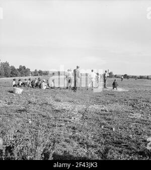 Près de Mountain Home, dans le nord de l'Arkansas, sur la US 62. Jeu de baseball des agriculteurs dans le pays. De cette région beaucoup sont allés en Californie pour travailler dans l'agriculture. Août 1938. Photo de Dorothea Lange. Banque D'Images