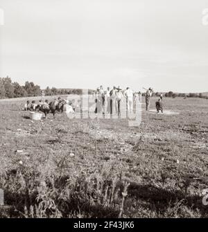 Près de Mountain Home, dans le nord de l'Arkansas, sur la US 62. Jeu de baseball des agriculteurs dans le pays. De cette région beaucoup sont allés en Californie pour travailler dans l'agriculture. Août 1938. Photo de Dorothea Lange. Banque D'Images