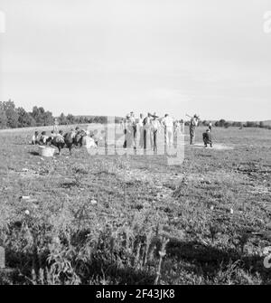 Près de Mountain Home, dans le nord de l'Arkansas, sur la US 62. Jeu de baseball des agriculteurs dans le pays. De cette région beaucoup sont allés en Californie pour travailler dans l'agriculture. Août 1938. Photo de Dorothea Lange. Banque D'Images