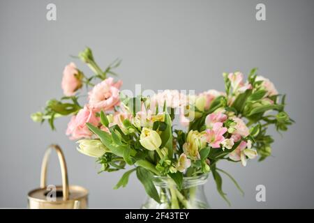 Bouquet 015. Arrangement de fleur fini dans un vase pour la maison. Bouquet de fleurs, ensemble pour l'intérieur. Fleurs coupées fraîches pour la décoration de la maison. Floral européen Banque D'Images