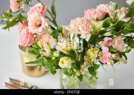 Bouquet 015. Arrangement de fleur fini dans un vase pour la maison. Bouquet de fleurs, ensemble pour l'intérieur. Fleurs coupées fraîches pour la décoration de la maison. Floral européen Banque D'Images
