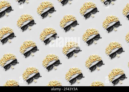 Motif composé d'une image abstraite du spectateur, de lunettes 3D et de pop-corn sur fond gris. Concept créatif cinéma film et divertissement Flat Lay Top vi Banque D'Images