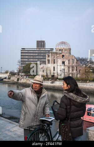 La survivante japonaise des pourparlers de la bombe atomique du 1945 août devant le mémorial de la paix d'Hiroshima, qui reste un symbole d'espoir pour la paix mondiale, le Japon Banque D'Images