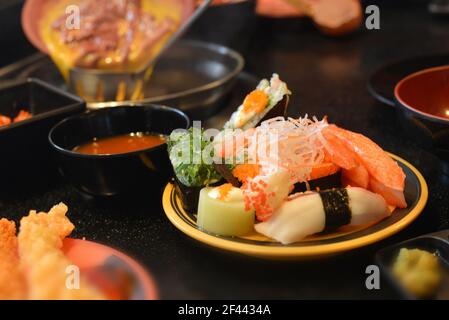 Divers petits pains à sushis placés sur des assiettes. , assortiment alimentaire asiatique. Banque D'Images