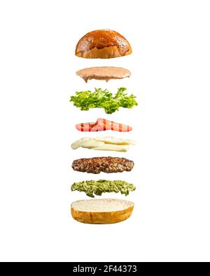 Ingrédients de hamburger flottants isolés sur le blanc Banque D'Images