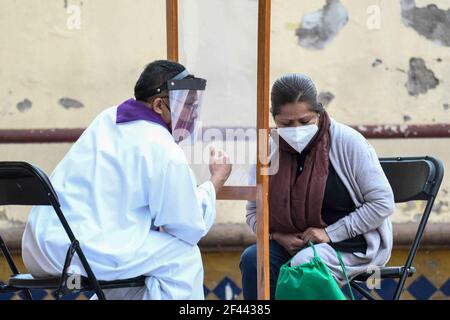 Toluca, Mexique. 18 mars 2021. Un prêtre, écoute une confession d'un fidèle lors d'une confession en plein air au temple de Santa Veracruz, comme protocoles de sécurité pour prévenir de nouvelles infections Covid. Toluca, Mexique, 18 mars 2021. Photo par Amaresh V. Narro/Eyepix/ABACAPRESS.COM crédit: Abaca Press/Alay Live News Banque D'Images