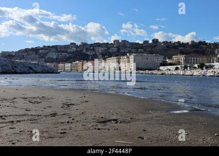 Naples – Scorcio del lungomare Caracciolo dalla spiaggia di Rotonda Diaz Banque D'Images