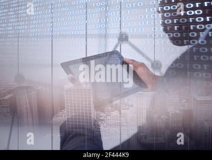 Composition du codage binaire et du traitement des données par rapport à l'homme utilisant tablette sur paysage urbain Banque D'Images