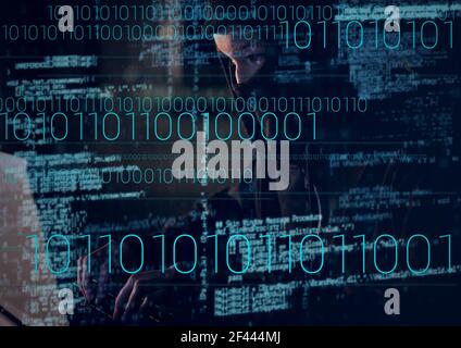Composition du codage binaire et du traitement des données sur hacker dans balaclava Banque D'Images