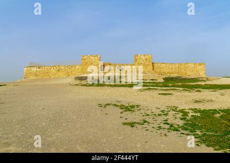 Vue sur la forteresse du Royaume de Judée de l'âge de fer, dans le parc national de tel Arad, dans le sud d'Israël Banque D'Images