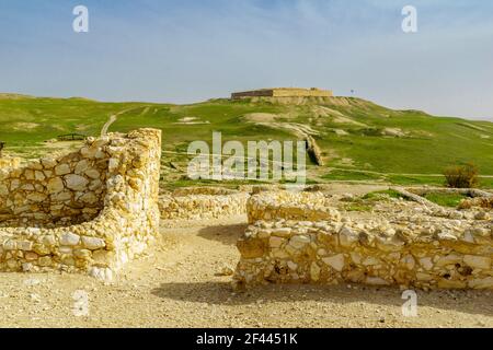 Vue sur les vestiges cananéens et la forteresse du Royaume de Judée de l'âge de fer, dans le parc national de tel Arad, dans le sud d'Israël Banque D'Images