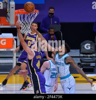 Los Angeles, États-Unis. 18 mars 2021. Le garde des Lakers de Los Angeles, Alex Caruso, marque la garde de Charlotte Hornets, Malik Monk, au cours de la première moitié au Staples Center de Los Angeles, le jeudi 18 mars 2021. Les Lakers ont vaincu les Hornets 116-105. Photo de Jim Ruymen/UPI crédit: UPI/Alay Live News crédit: UPI/Alay Live News Banque D'Images