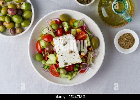 Salade du village grec horiatiki avec feta, vue de dessus Banque D'Images