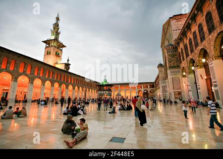 Damas,Syrie - août 03,2010 : Mosquée Omeyyade, partie sud-ouest de la cour avec le Dôme du Trésor. Banque D'Images