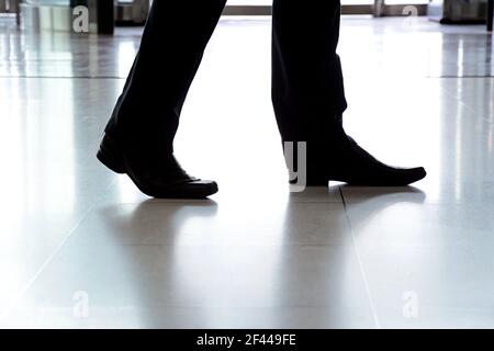 Hommes d'affaires avec des chaussures en cuir noir marchant sur le sol Banque D'Images