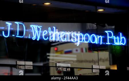 Photo de dossier datée du 15/07/2015 d'un pub JD Wetherspoon. La chaîne de pub a enregistré une forte baisse de ses ventes et a subi de lourdes pertes au cours de sa dernière période de six mois. Le chiffre d'affaires a chuté de près de 54% à 431 millions de livres sterling au cours de la demi-année jusqu'à la fin janvier, alors même que les pubs étaient autorisés à rouvrir, quoique sous certaines restrictions, pour une partie de cette période. Date de publication : vendredi 19 mars 2021. Banque D'Images