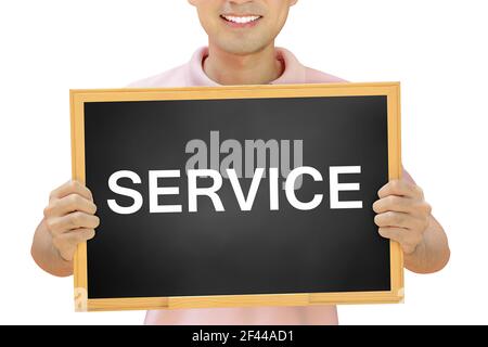 Panneau DE SERVICE sur le tableau noir tenu par un homme souriant Banque D'Images