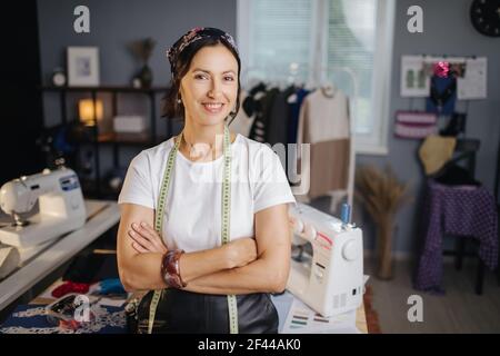 Concepteur plein de confiance debout avec bras croisés à l'atelier Banque D'Images