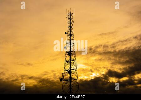 Silhouette de tour de télécommunications sur fond de ciel crépuscule Banque D'Images