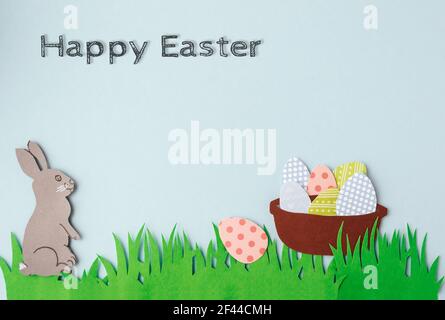 Cartes de papier DIY avec l'inscription Happy Easter.Volumetric cartes de vœux ou invitations avec un lapin dans l'herbe et décoré œufs dans un panier Banque D'Images