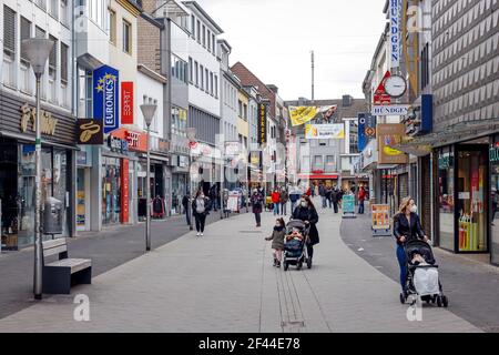 DŸren, Rhénanie-du-Nord-Westphalie, Allemagne - centre-ville de DŸren en temps de crise de la corona pendant le deuxième confinement, la plupart des magasins sont fermés, seulement quelques pa Banque D'Images