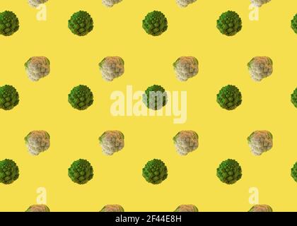 Motif sans couture de brocoli Romanesco et de chou-fleur. Légumes verts sur fond jaune Banque D'Images