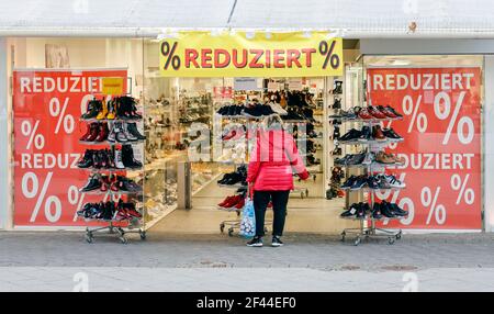 DŸren, Rhénanie-du-Nord-Westphalie, Allemagne - centre-ville de DŸren en temps de crise de Corona au deuxième confinement, la plupart des magasins sont fermés, peu de passants Banque D'Images