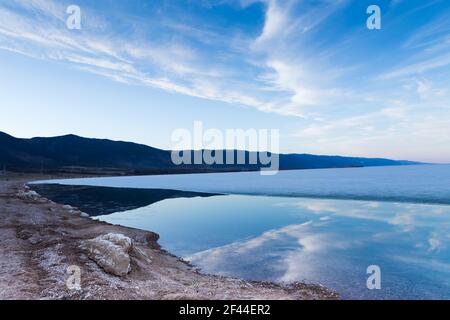 Beau paysage de printemps du matin du lac Baikal avec réflaction du ciel bleu dans l'eau pure. Banque D'Images