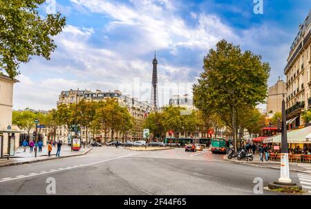 Place de l'Ecole militaire et le sommet de la Tour Eiffel en arrière-plan, à Paris, France Banque D'Images