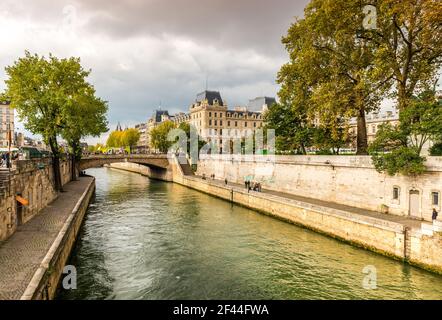 Les rives de la Seine et de l'Ile de la Cité, avec la préfecture en arrière-plan, à Paris, en France Banque D'Images