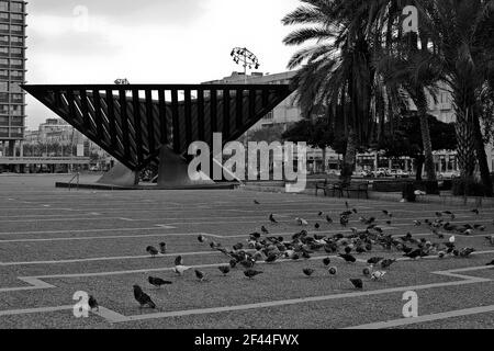 Israël, tel Aviv la sculpture commémorative de l'Holocauste sur la place centrale de la place Rabin de tel Aviv par Yigal Tumarkin Banque D'Images