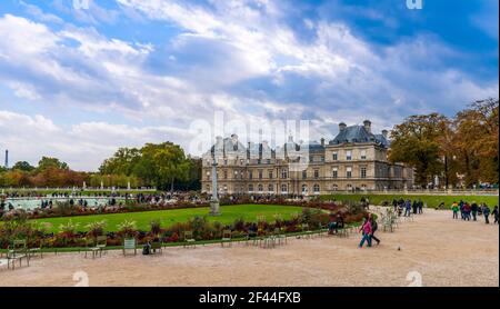 Les Jardins du Luxembourg et le Palais du Luxembourg (le Sénat), avec ses touristes à Paris, France Banque D'Images