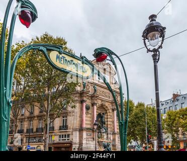 Édicales Guimard sont des bornes d'accès aux stations de métro de Paris et à la fontaine Saint-Michel située derrière, à Paris, en France Banque D'Images