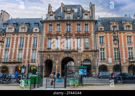 Façades typiques de la place des Vosges, dans le quartier du Marais, la plus ancienne place de Paris, en Île de France Banque D'Images