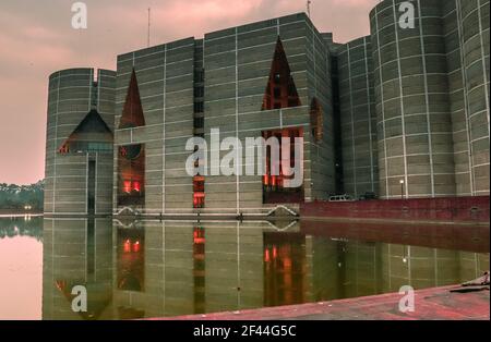 Grand bâtiment du Parlement national du Bangladesh ou Jatiya Sangsad Bhaban, situé à Sher-e-Bangla Nagar. Design par l'architecte Louis Kahn . Banque D'Images