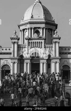 Foule de touristes sur le Musée Ahsan Manzil . Ahsan Manzil était autrefois le palais résidentiel officiel et le siège du Nawab de Dhaka. Plein de gens. Banque D'Images