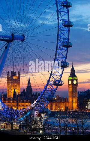 Vue sur le London Eye et le Parlement à crépuscule Banque D'Images