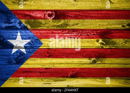 Drapeau catalan sur fond de planches en bois, drapeau en bois Banque D'Images