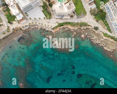 Vue aérienne de dessus par drone de paysage crétois avec mer. Banque D'Images