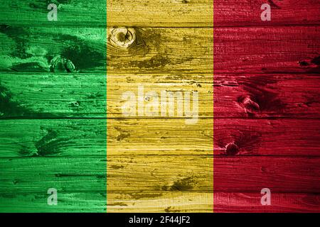 Drapeau du Mali sur des planches de bois fond drapeau du bois Banque D'Images