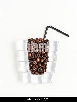 Tasse de café glacé à base de glaçons et de grains de café. Concept minimaliste été créatif. Banque D'Images